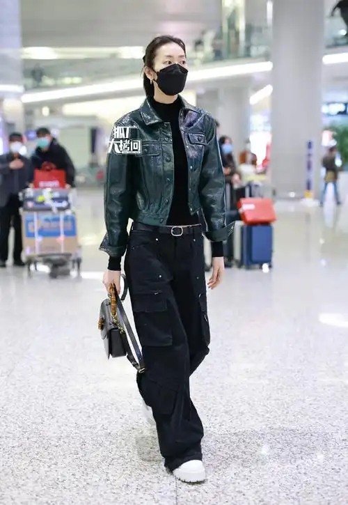 刘雯黑色皮衣造型##刘雯机场生图