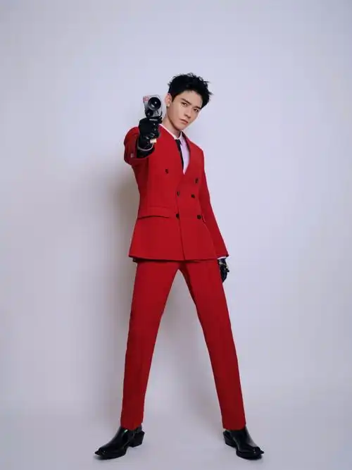 baker 红色西装,搭配皮手套亮相活动红毯,利落剪裁,加上红黑配色