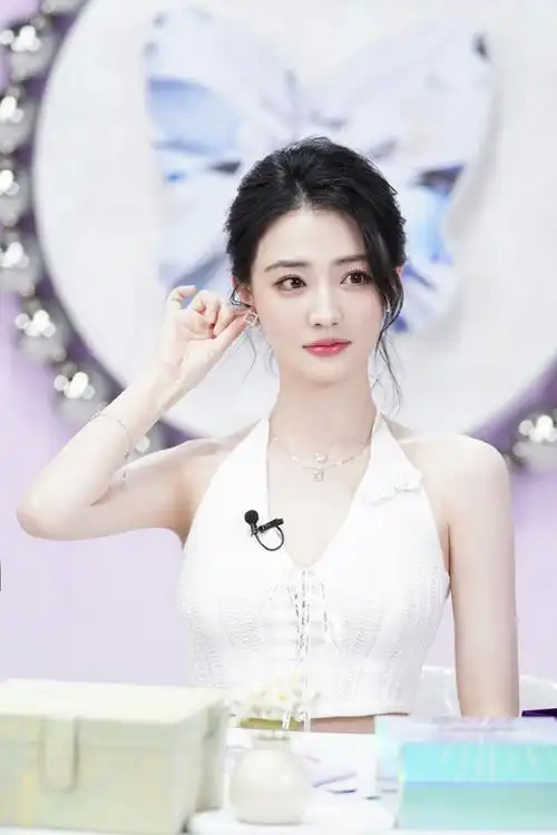 徐璐超话@徐璐lulu现场图掉落789603  和#abyb品牌挚友徐璐#一