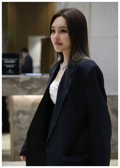 周扬青现身浪姐5录制,挥洒自信魅力,傲人好身材尽显._一面_女王_形象