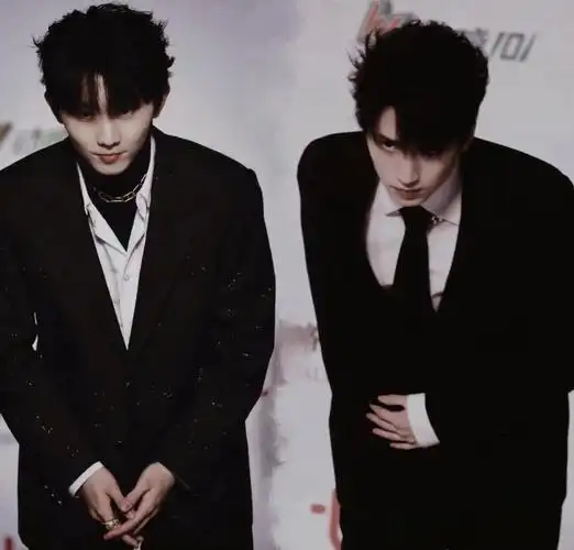 烧烤炸鸡三明治小蛋糕水果满满当当;马嘉祺忙着研究怎么支帐篷,学没