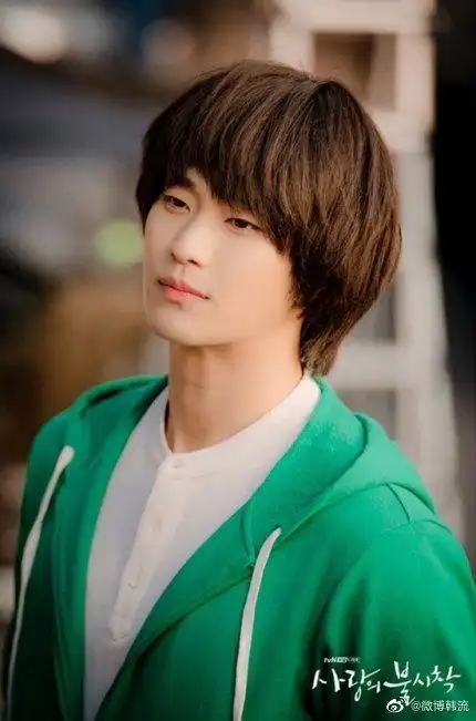 没错!正是金秀贤此前的电影作品《隐秘而伟大》中的角色"东九"!