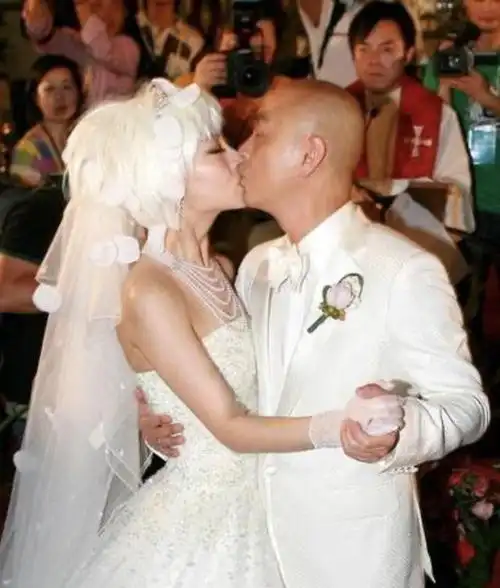 贤妻张茜:不嫌弃张卫健破产,穿二手婚纱结婚,遗憾无儿无女