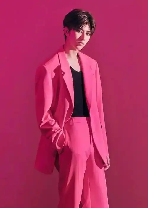 蔡徐坤又穿粉色西装,网友怒批太娘,ikun护主:比吴京男人!