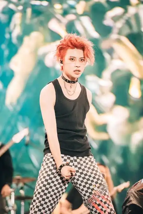 小野猫王琳凯粉红朋克造型压轴登场 新歌《mood》首唱表现力绝佳掀翻