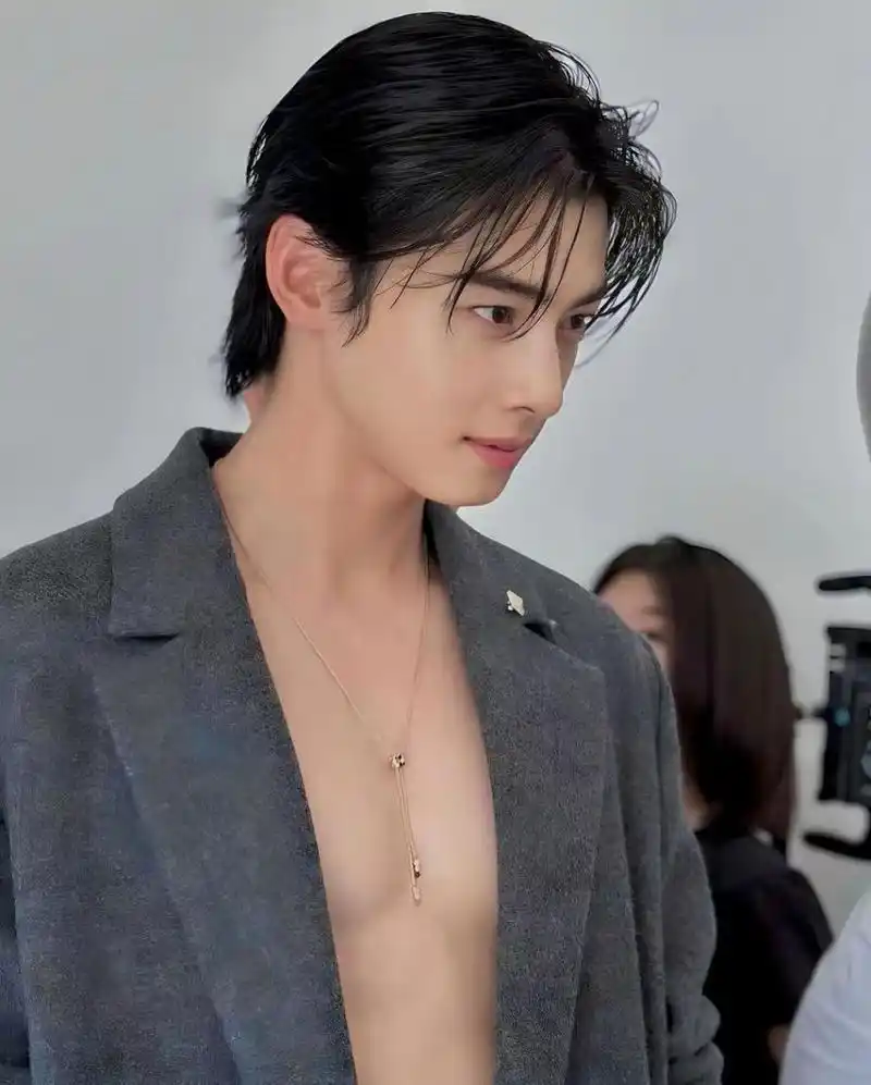 车银优但凡再壮一点,肌肉再发达一些,都有可能痛失"脸蛋天才"的称号!