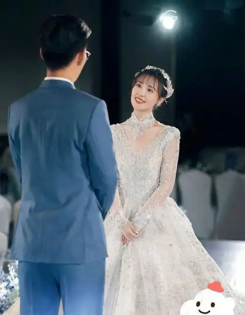 央视美女主持人房琪大婚28岁粉丝千万婚后开房车与老公度蜜月