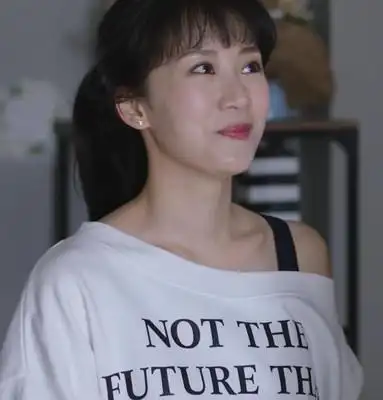 挺好朱丽李念衣服白色字母露肩一字休闲上衣春装卫衣