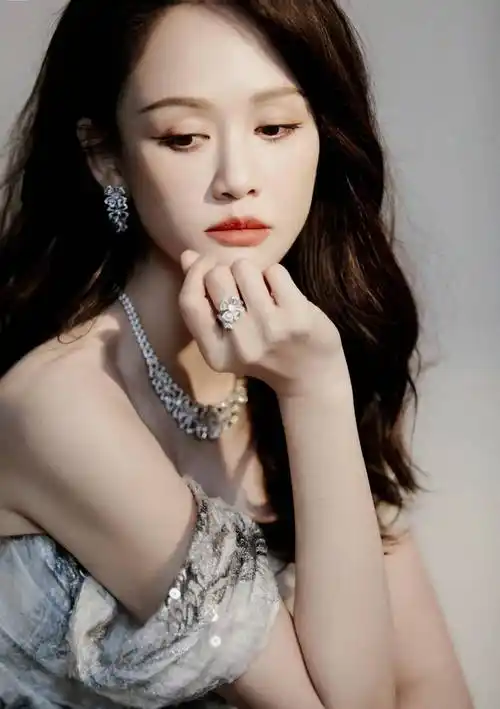 女星陈乔恩写真:典雅魅力,女王风范