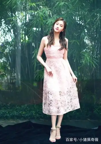 关晓彤大胆挑战性感装!身穿荷叶边一字肩包臀裙,展现完美身材!