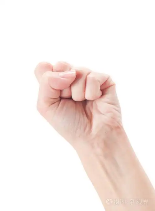 拳头粉红的底色上的手的手势