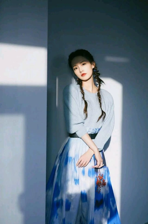 李沁身穿蓝色毛衣搭配扎染印花长裙双马尾鱼骨辫灵动俏皮