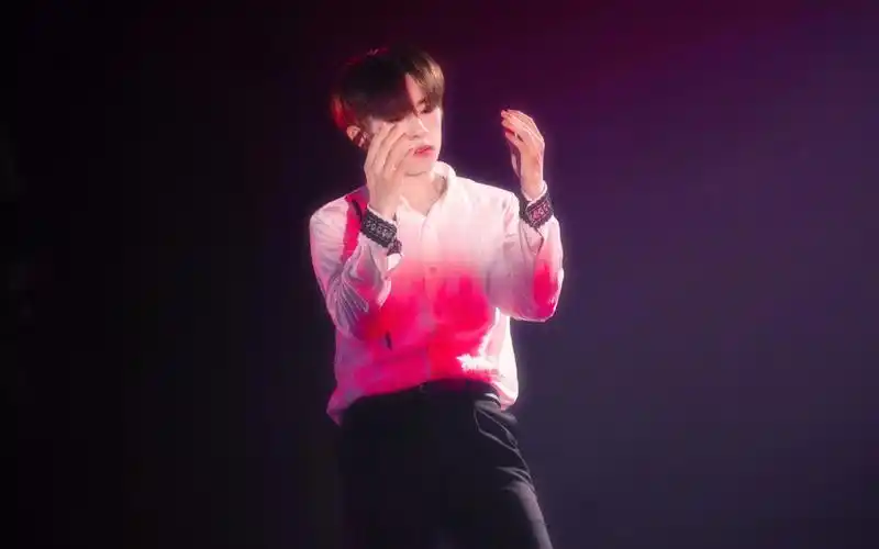 关于易烊千玺电脑壁纸