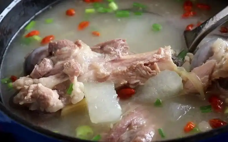 大骨汤万万不可直接熬,下锅前多上这一步,熬出来的汤又白又鲜美