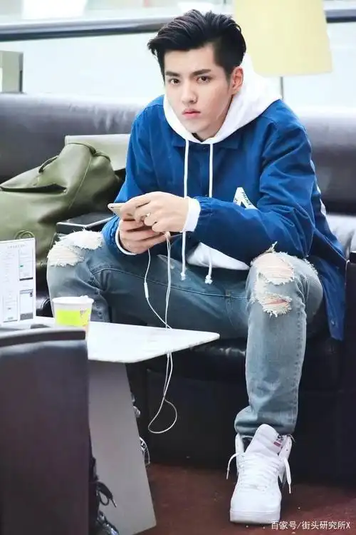 吴亦凡春日穿搭合集,色彩碰撞活力满分,简直不要太帅