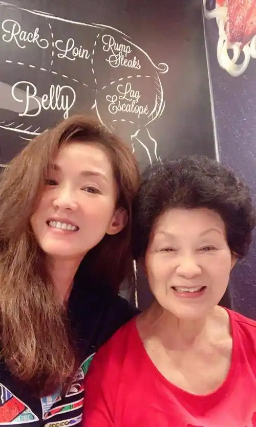 "乌龙院女神"叶全真晒照庆生,51岁仍单身,身材容貌大变样_吴孟达_小