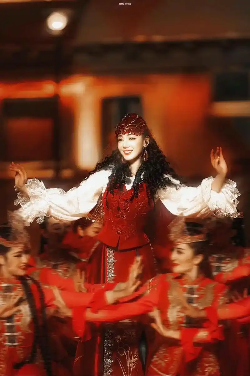 迪丽热巴春晚新疆舞裙 #迪丽热巴美到窒息 #春晚喀什分会场 - 兑趑