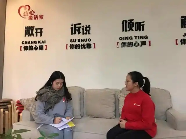 兴资公司党总支委员刘莹(左一)与朱靡莉谈心谈话