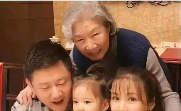 吕中:嫁同学恩爱一生,今儿子儿媳是她的骄傲,女儿是国人的骄傲