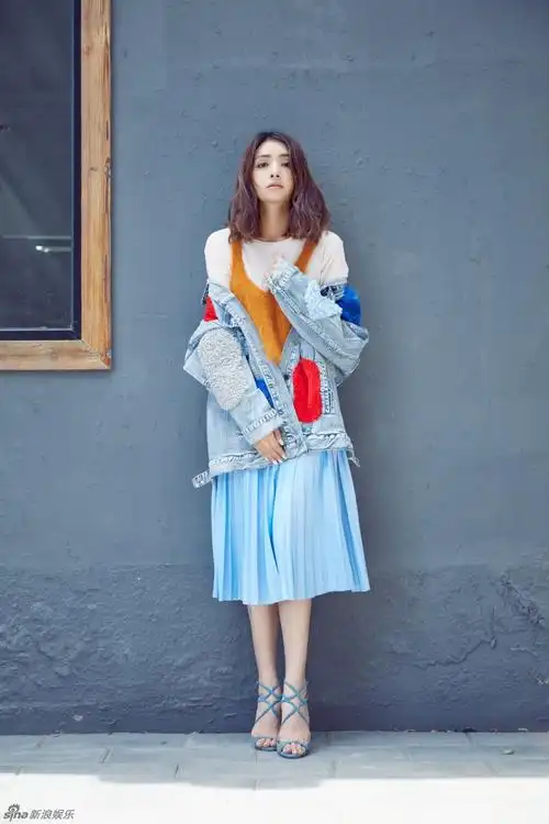 麦迪娜最新街拍清新俏皮 演绎冬日少女混搭风