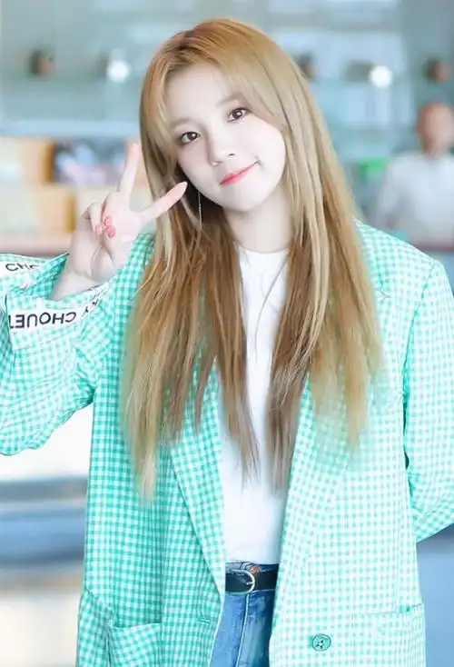 宋雨琦到底有多白?同框杨颖肤色亮一个度,腿跟小白鞋融为一体!