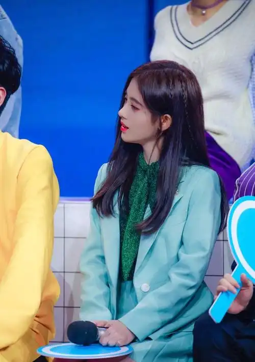 鞠婧祎参加《快本》,穿绿色百褶裙甜美仙气
