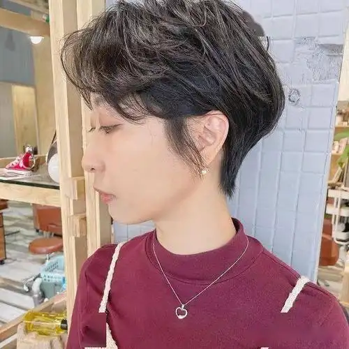 2021年,短发流行这样烫,显年轻又好看