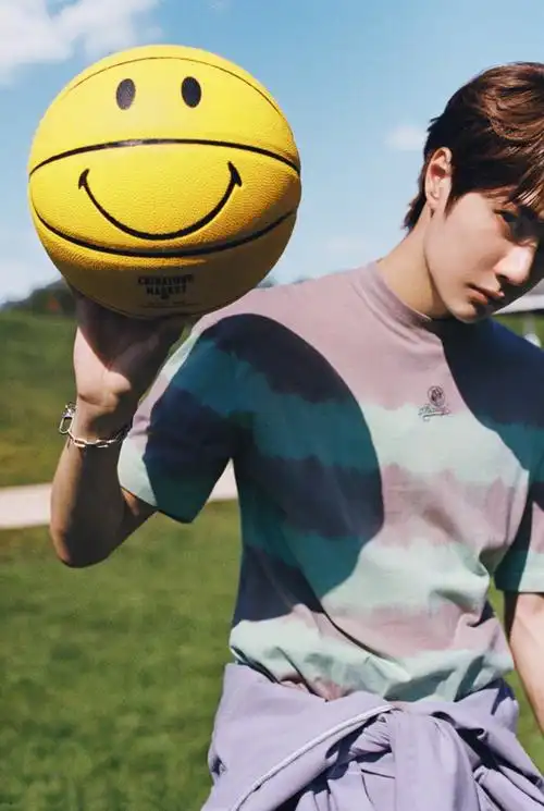 篮球少年王一博草地嬉戏,一身灰青休闲服,大晒转球技术