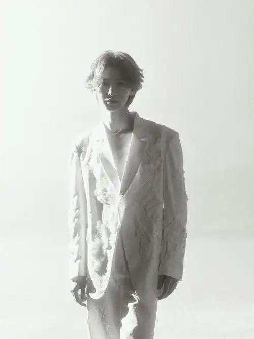 朱正廷天使翅膀造型#78#朱正廷演唱会背着巨型翅膀#  黑白视觉