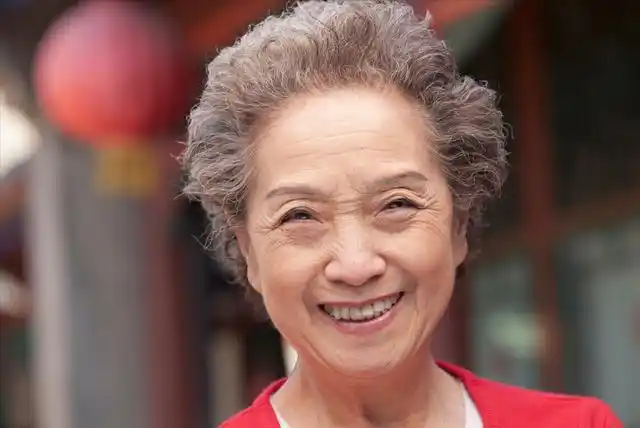 到了奶奶辈的年龄都会选择剪短烫卷的发型怎样做到全国统一