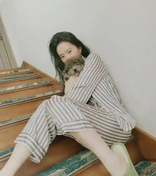 刘亦菲晒居家生活照,没化妆穿睡衣就出镜,33岁脸部状态过于抢镜_女神