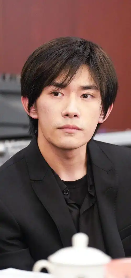 240131 青春风采不减,易烊千玺影协大会风采纯素颜亮相引网友热议!