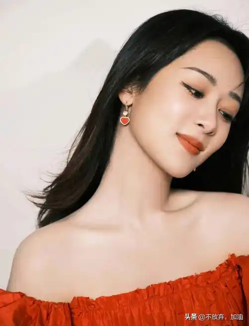 杨紫礼服大合集,为什么都是一字肩_风格_女明星_亲爱的