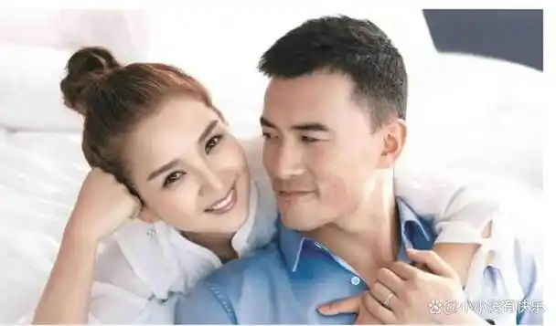 何洁与丈夫相聚,身材减瘦未见靓丽,肤色暗淡却仍散发魅力