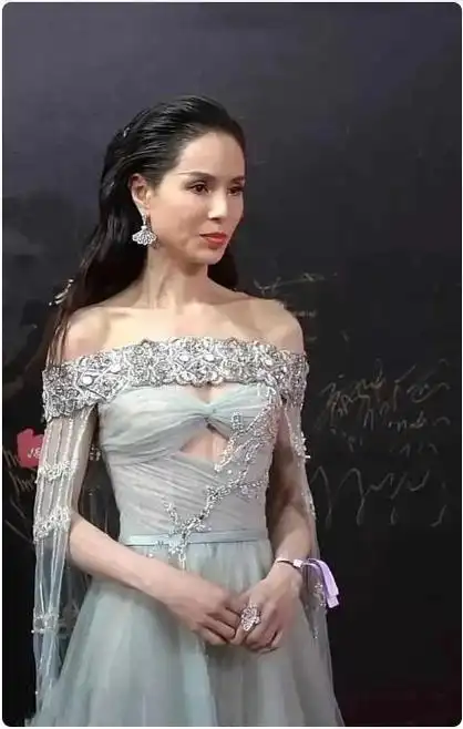 李若彤素颜照曝光,我再也不相信什么"冻龄美人"了!