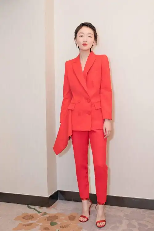 周冬雨再登央视春晚 红火西装献唱《中国喜事》甜美拜年