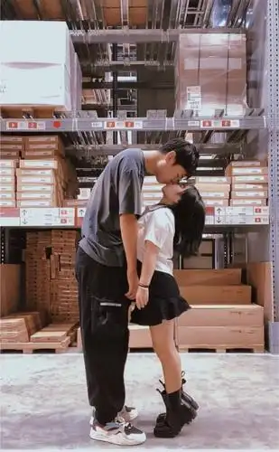 萌萌哒!重庆小情侣身高相差45厘米走红朋友圈