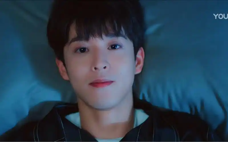 好奇怪!这个霸总摘了眼镜怎么好像变了个人?【香蕉先生不睡觉】