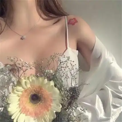 陪玩妹子吃草莓吗声甜秒接的照片3