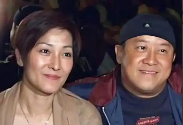 她知道曾志伟"贪玩",对他的"私生活"也是不闻不问,生怕也落得跟他前妻