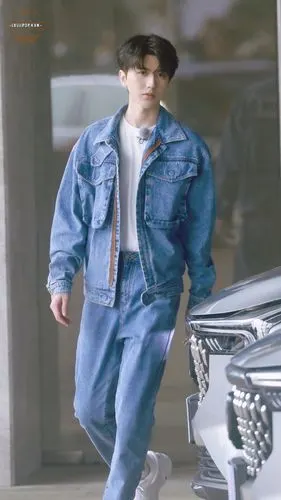 蔡徐坤今天一身蓝色太帅了