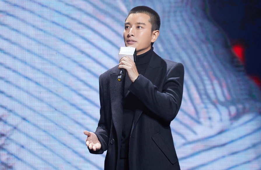 剃了板寸平头的贾乃亮,相比之前更加成熟稳重,还有男人味