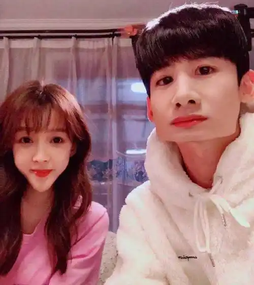 董子健为孙怡庆生,一家三口面朝大海坐在秋千上,画面非常甜美