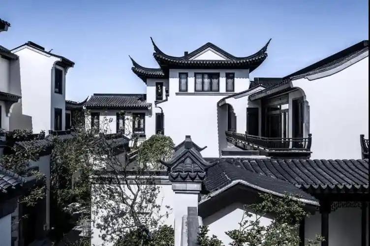 西湖畔已无新建别墅可选,西溪旁也找不到相似的新建产品,唯湘湖尚且为