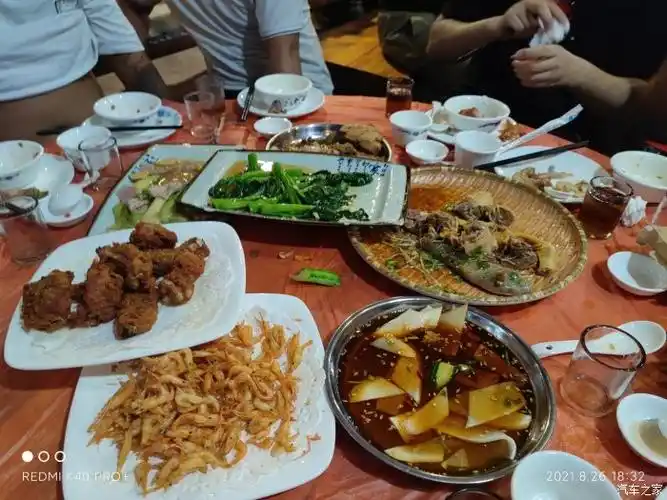 去饭店吃饭车位都停满了我只能把坦克300开到马路牙子边停车