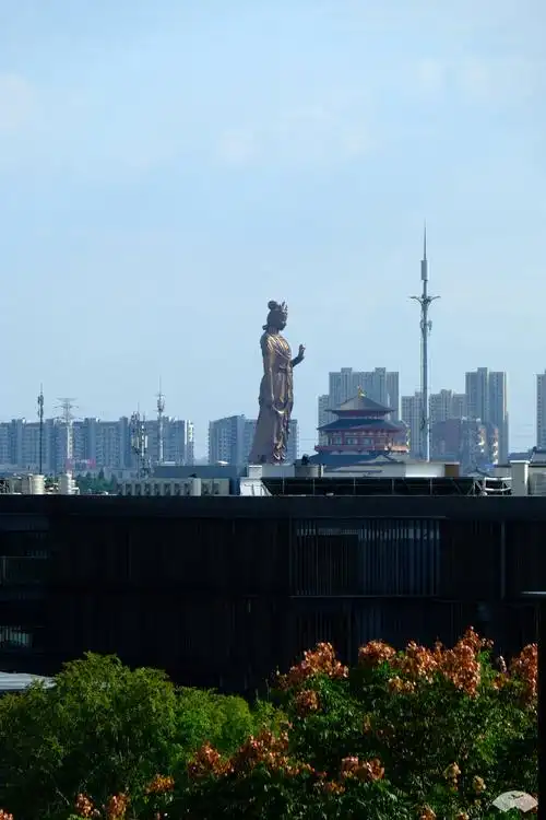 有华谊兄弟的电影主题乐园,远眺这位巨像就是狄仁杰电影里的武则天像