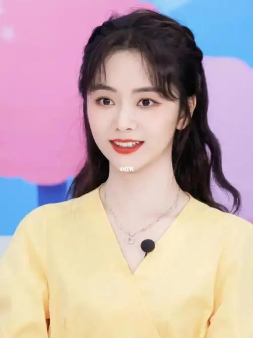 叫我夏小小,小小(芊芊才能叫)喜欢的颜色:天蓝色喜欢的明星:谭松韵