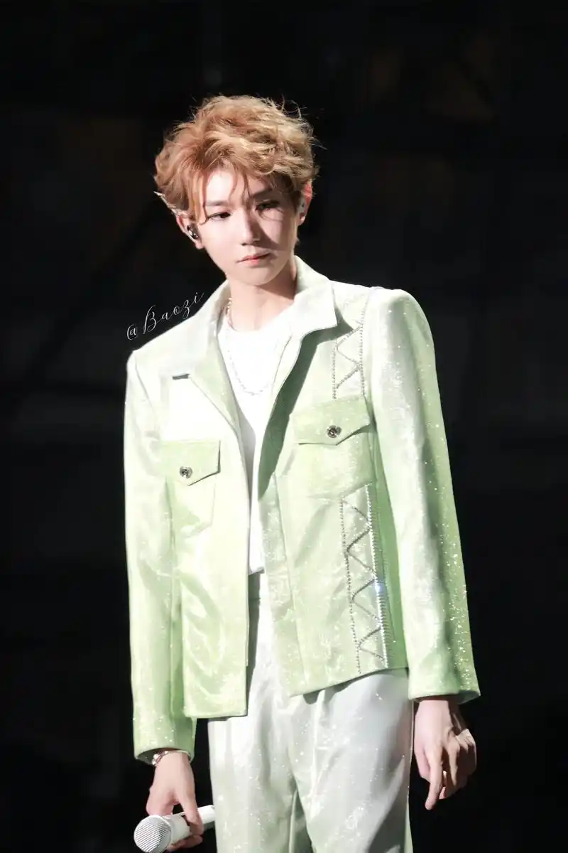 我拍的一些周年神图.#王源 #tfboys十周年演唱会 - 抖音