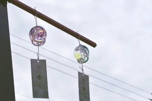 夏天里大街小巷都挂着风铃 每个风铃的图案都不一样 都很精致很好看.