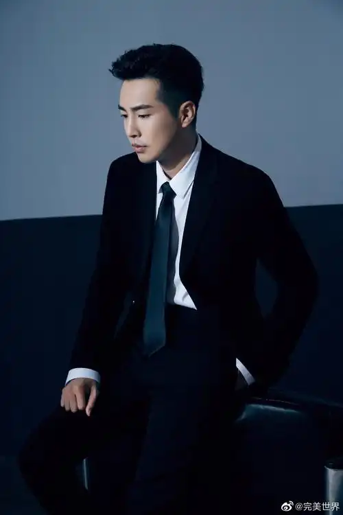 以古装给我们深刻印象的邹廷威现代装也帅气依旧……__财经头条
